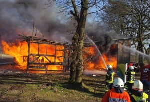 •Der Lagerschuppen mit Materialien für die Elmloher Reitertage wurde beim Brand von den Flammen zerstört. Foto: Scheiter