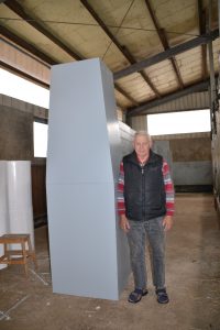 Dietrich Brünjes hat nach dem Feuer auf dem Turnierplatz eine neue Mauer gebaut.. Foto: M. Scheer